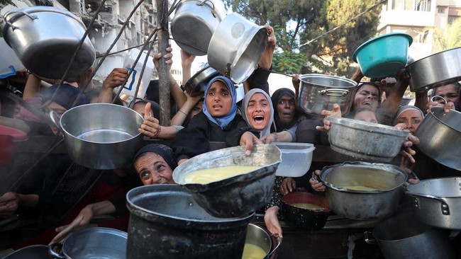 International Court of Justice mengeluarkan fatwa hukum yang menuntut Israel memenuhi kewajibannya di bawah hukum internasional terkait wilayah Palestina.