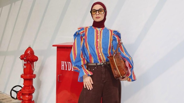 Get The Look: Inspirasi Mix and Match Outfit Colourful ala Tantri Namirah, Ekspresif dan Energik!