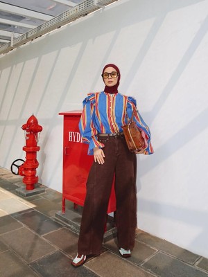 Get The Look: Inspirasi Mix and Match Outfit Colourful ala Tantri Namirah, Ekspresif dan Energik!