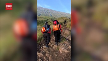 VIDEO: Proses Tim SAR Evakuasi Pendaki Swiss Jatuh di Gunung Rinjani