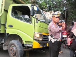Penyebab Truk Terguling Timpa Mobil di Tanjakan Sawangan, Evakuasi Selesai