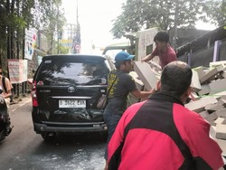 Truk Hebel Terguling Timpa Mobil di Tanjakan Sawangan, Lalin Macet
