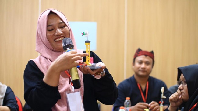 Program "Jagoan Banyuwangi" yang diinisiasi oleh dosen Universitas Brawijaya, Dias Satria, sukses membantu ribuan UMKM dan mengurangi angka pengangguran.