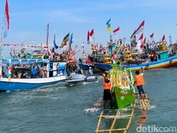 Ratusan Warga Larung Kepala Sapi di Tradisi Petik Laut Pasuruan