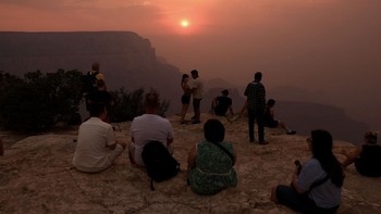 FOTO: Kebakaran Hutan Landa Grand Canyon AS Saat Musim Liburan