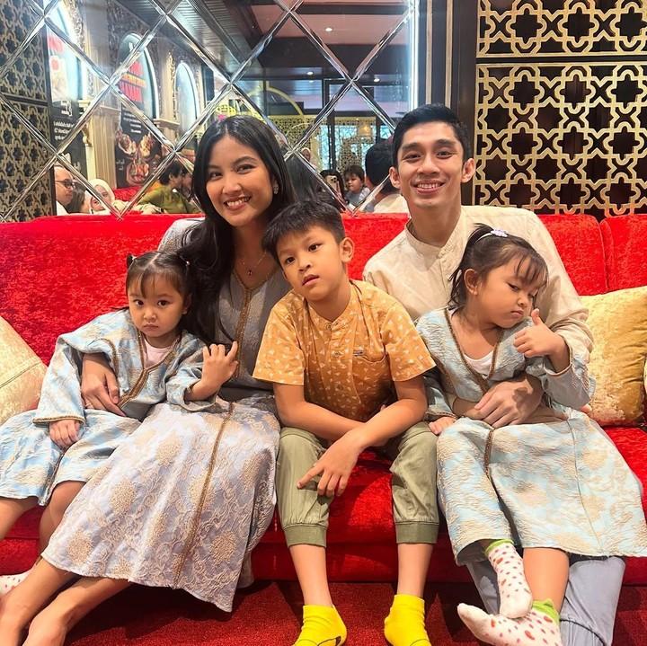 <p>Seperti yang diketahui, Zivanna dan Haries telah menikah sejak 2016. Kini, mereka telah mengarungi bahtera rumah tangga sembilan tahun dan dikaruniai tiga anak yang terdiri dari satu anak laki-laki dan dua anak perempuan.&nbsp;(Foto: Instagram@zivannaletisha)</p>
