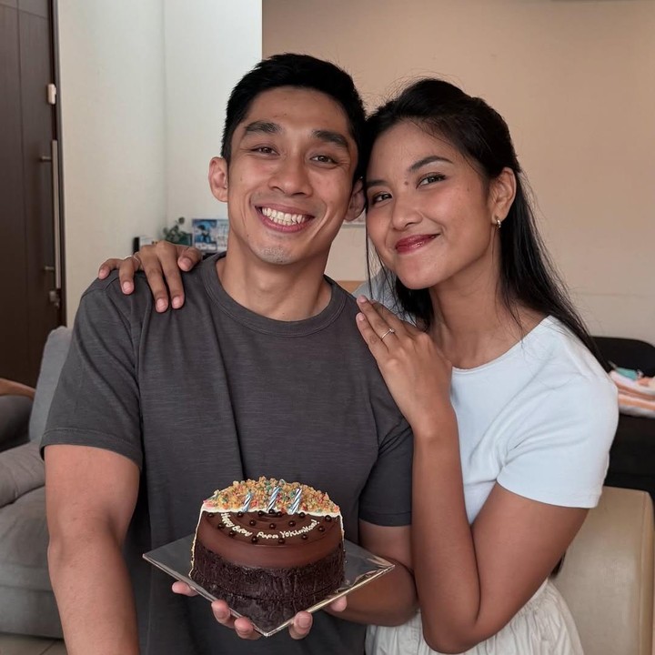 <p>Perempuan 36 tahun ini pun tak lupa menuliskan ucapan manis dan romantis pada <em>caption postingan</em> tersebut. &ldquo;Selamat ulang tahun untuk si kendi air di tengah hausku, yang tenang di tengah badaiku, yang rapi saat aku berantakan, yang jadi Google Maps-ku, dan camilan untuk ngambekku! Hidup jadi lebih indah&nbsp;dengan kehadiranmu, suamiku tersayang. Mari rayakan lebih banyak petualangan seru dan konyol tentu saja bersama 3 buntut kecil kita,&rdquo; tulisnya dikutip dari laman Instagram <em>@zivannaletisha,</em> Rabu (16/7/2025).&nbsp;(Foto: Instagram@zivannaletisha)</p>