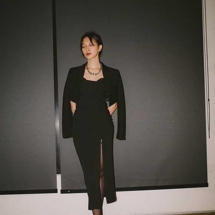 <p>Seperti dalam potret ini, Sheila tampil cantik dalam balutan <em>dress</em> hitam yang dipadukan dengan <em>crop blazer</em>. Elegan, <em>classy</em>, dan sangat cocok untuk acara formal. "Sekali waktu, tampil dengan dress yang memesona," tulis Sheila melalui unggahan resmi di akun Instagram pribadinya. (Foto: Instagram @sheiladaisha)</p>
