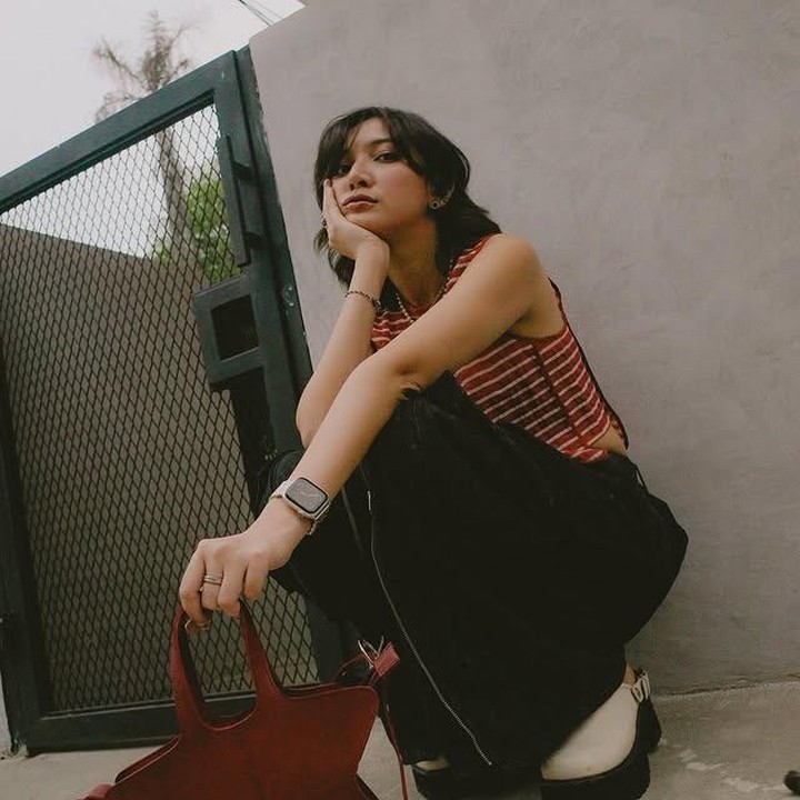 <p>Tampilan ini benar-benar <em>fashion statement</em>! Memakai&nbsp;<em>outfit</em> berupa <em>top</em> merah dan celana hitam, Sheila berhasil menarik perhatian warganet. Tas unik berbentuk bintang dan sudut pengambilan gambar dari bawah membuatnya tampak bak model profesional. <em>Stylish</em> abis, ya! (Foto: Instagram @sheiladaisha)</p>