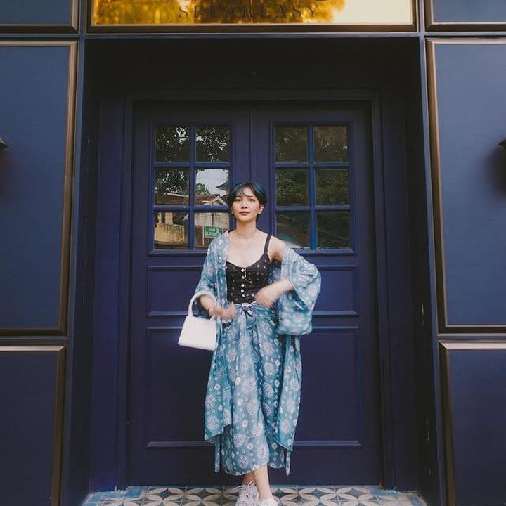 <p>Potret ini memperlihatkan betapa fleksibelnya Sheila dalam bereksperimen dengan motif. Batik biru yang dipadukan dengan top hitam terlihat harmonis, apalagi rambut pendeknya yang juga diwarnai senada. Keren banget! (Foto: Instagram @sheiladaisha)</p>