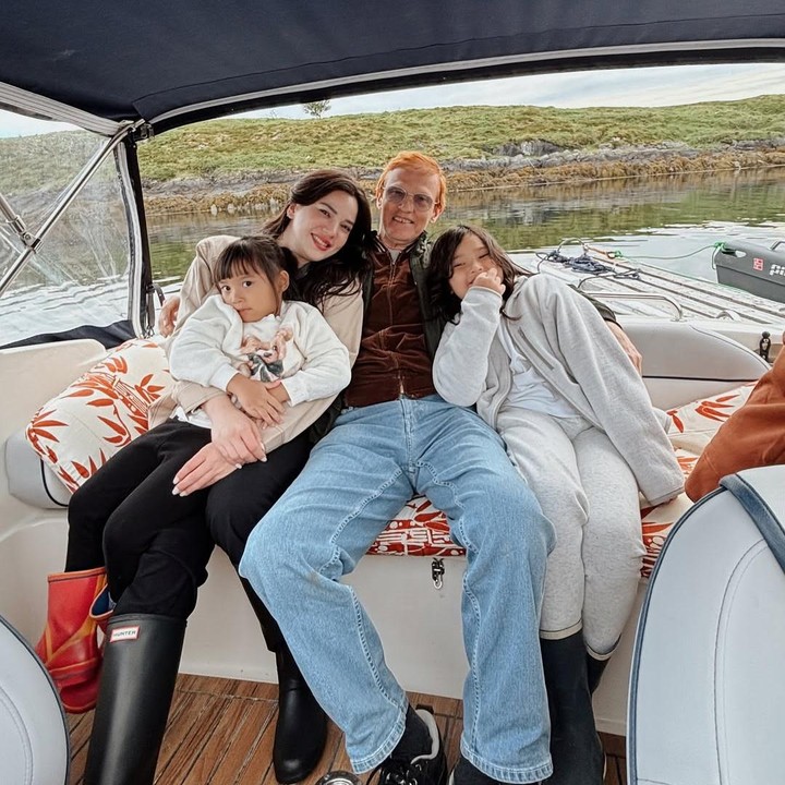 <p>Alice tak sendiri ke Norwegia. Ia pergi ke kampung halaman bersama suami dan kedua putrinya. Selama berada di Norwegia, Alice dan keluarga sempat menikmati kebersamaan naik perahu di kawasan Brasoy. (Foto: Instagram @alicenorin)</p>