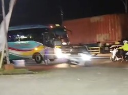 Enggan Antre, Bus Sugeng Rahayu Lawan Arus di Mojokerto Kena Tegur Polisi