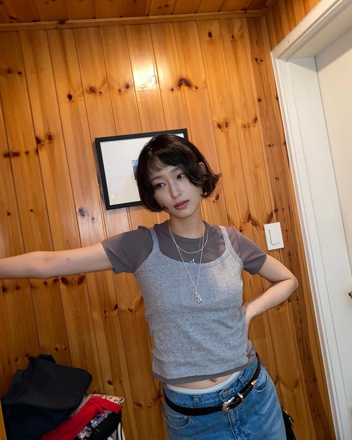 Cocok jadi anak 'skena', Ryu Hye Young memadukan kaus berwarna abu-abu dengan tanktop yang dijadikan sebagai vest dengan celana jins biru serta memberikan beberapa aksesori kalung sebagai statement/ Foto: Instagram.com/ryuniverse328