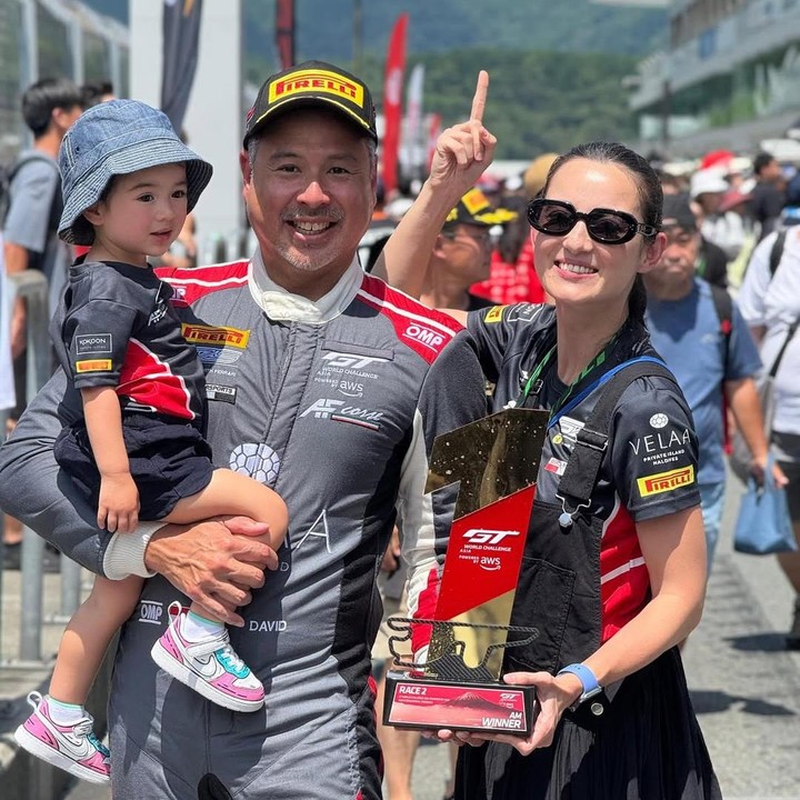 <p>Julie tak sendiri memberikan dukungan ke David. Putri semata wayangnya Brielle L&eacute;&iuml;a Tjiptobiantoro juga terlihat hadir di Fuji International Speedway, Jepang. Brielle yang sebentar lagi berulang tahun ke-2 tampak menggemaskan saat digendong sang ayah dan mengenakan baju balap yang senada dengan ibundanya. (Foto: Instagram @davidtjipto)</p>
