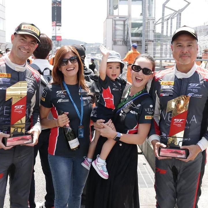 <p>Suami aktris Julie Estelle, David Tjiptobiantoro, kembali mengharumkan nama Indonesia di ajang balapan dunia. Baru-baru ini, David berhasil meraih podium kemenangan di GT World Challenge Asia seri Jepang. (Foto: Instagram @davidtjipto)</p>