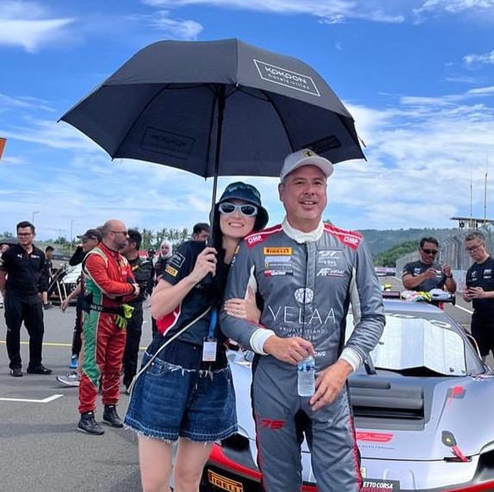 <p>Di balapan kali ini, Julie terlihat datang untuk memberikan semangat dan mendampingi suaminya. Julie tampaknya tak ingin melewatkan momen terbaik dalam karier balapan suaminya itu, Bunda. (Foto: Instagram @davidtjipto)</p>
