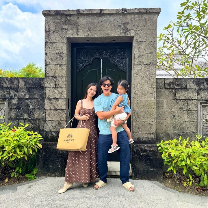 <p>Selama berkarier di dunia hiburan, Dion banyak mendapatkan dukungan dari istri. Dalam premier film terbarunya <em>Sore: Istri dari Masa Depan</em>, istri Dion hadir memberikan dukungan dan mengungkap kebanggannya pada sang suami. (Foto: Instagram @dionwiyoko)</p>