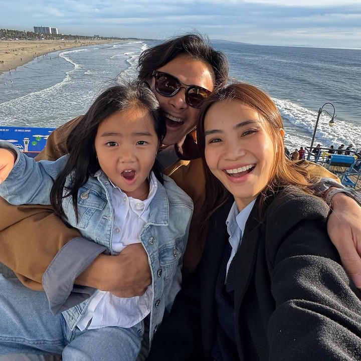 <p>Di waktu luang, Dion dan istri sering menghabiskan momen bersama dengan putri semata wayang mereka. Keluarga Dion sering banget liburan bersama dengan jalan-jalan ke luar negeri atau menikmati pemandangan alam. (Foto: Instagram @dionwiyoko)</p>
