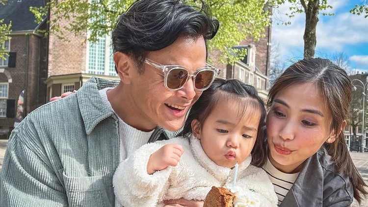 Dion Wiyoko, pemeran Jonathan dalam film 'Sore: Istri dari Masa Depan'.