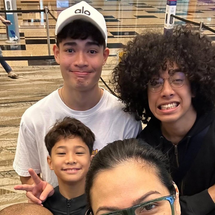 <p>Pasangan Rima Melati Adams dan penyanyi Marcell Siahaan memiliki tiga anak laki-laki, yakni Edga Ian Cook, Keenan Avalokita Kirana, dan Seth Ananda Siahaan. Edga adalah anak Rima Melati dari pernikahan pertamanya dengan Davin James Cook. Sementara Keenan adalah putra Marcell dari pernikahannya yang berakhir cerai dengan penulis Dewi Lestari. (Foto: Instagram @rimamelati)</p>