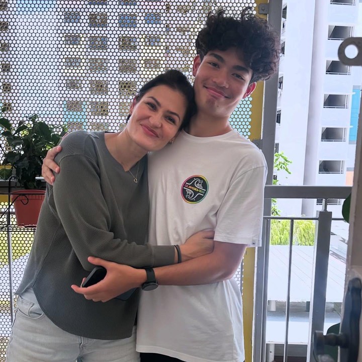 <p>Paras tampan Edga banyak menuai pujian dari netizen. Beberapa di antaranya menganggap wajah Edga mirip banget dengan sang Bunda. "Seperti adik dan kakak," tulis akun @sa***. "Lebih ke kembar," ujar @ar***. "Ganteng," ungkap @ko***. (Foto: Instagram @rimamelati)</p>