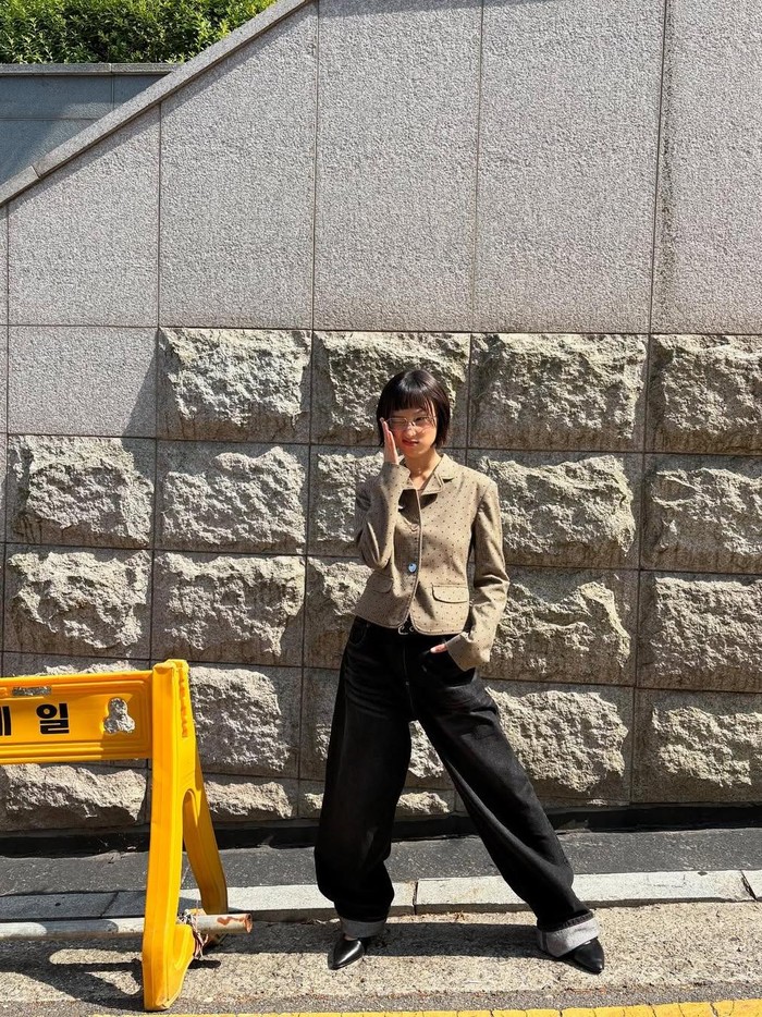 Formal look namun tetap stylish dengan blazer top yang dipadukan baggy jeans berwarna hitam, ia juga menggunakan flat shoes untuk tampil lebih elegan/ Foto: Instagram.com/ryuniverse328