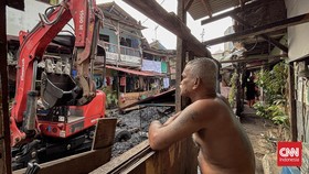 FOTO: Pengerukan Kali Anak Krukut di Kawasan Padat Penduduk Jakarta