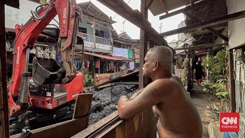 FOTO: Pengerukan Kali Anak Krukut di Kawasan Padat Penduduk Jakarta