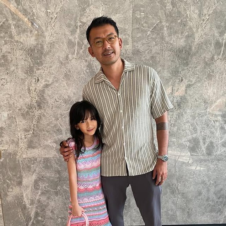 <p>Seperti dalam potret ini, Salma terlihat memesona saat memakai <em>dress</em> rajut berwarna pastel dan menenteng tas <em>pink</em> kesayangannya saat diajak sang Ayah untuk menonton film <em>Lilo and Stitch</em>. "Hari ini kita nonton Lilo and Stitch&hellip;maaf Ibu @atiqahhasiholan," tulis Rio lewat unggahan Instagramnya. (Foto: Instagram @atiqahhasihola)</p>