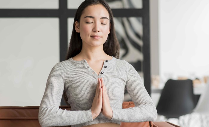 Melakukan meditasi di pagi hari bermanfaat untuk kesehatan mentalmu. Memulai pagi dengan meditasi dapat membuatmu memulai hari dengan tenang dan penuh kepositifan.