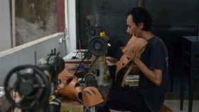FOTO: Was-was Industri Sepatu Kulit Sikapi Tarif 19 Persen Trump