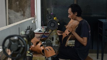 FOTO: Was-was Industri Sepatu Kulit Sikapi Tarif 19 Persen Trump