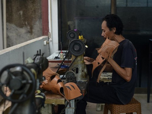 FOTO: Was-was Industri Sepatu Kulit Sikapi Tarif 19 Persen Trump