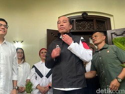 Penampakan Jaket PSI Gambar Gajah yang Dipamerkan Jokowi, Ada Belang di Lengan