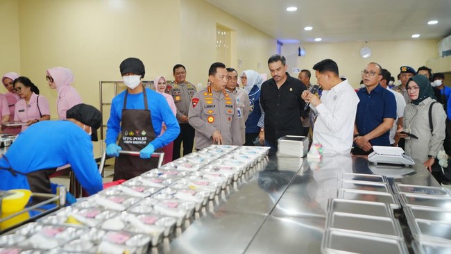 Kapolri Resmikan 28 SPPG, Minta Pengendalian Kualitas MBG Dijaga Kapolri Jenderal Listyo Sigit Prabowo meresmikan 28 Satuan Pelayanan Pemenuhan Gizi (SPPG) di sejumlah wilayah Indonesia.