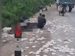 Mobil Tabrak Motor Penjual Kerupuk di Kukar hingga Masuk Parit