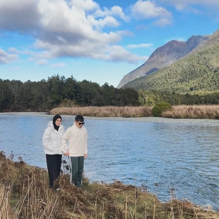 <p>Liburan keluarga memang selalu jadi momen berharga, apalagi jika menjelajahi alam indah seperti di Selandia Baru. Aktris cantik Citra Kirana baru saja menikmati serunya perjalanan campervan bersama suaminya, Rezky Aditya, dan anak mereka yang menggemaskan, Keene Atharrazka Adhitya atau akrab disapa Athar. (Foto: Instagram @citraciki)</p>