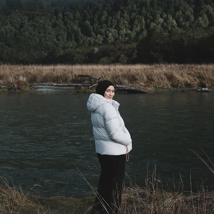 <p>Baru-baru ini, Citra membagikan potret liburannya lewat Instagram. Ia tampak menikmati udara sejuk, pemandangan pegunungan, serta keseruan traveling di campervan bersama keluarga kecil mereka. (Foto: Instagram @citraciki)</p>