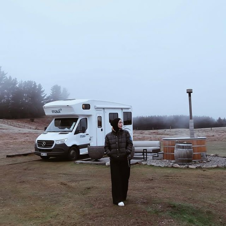 <p>Citra Kirana pun tampak berpose di depan campervan berlatar pegunungan berkabut. Ia mengenakan jaket <em>puffer</em> hitam tebal dan celana panjang berwarna gelap. "Kayanya berentii dimana aja baguss teruuss deh <em>view</em> nya disiniii. New Zealand kamu indah bangett masyaAllah," tulis Citra lewat unggahan Instagramnya, Rabu (16/07/2025). (Foto: Instagram @citraciki)</p>