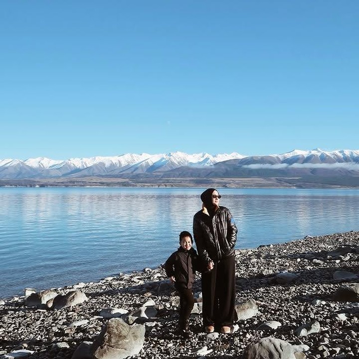 <p>Kali ini momen manis antara Bunda dan anak! Citra tampak merangkul Athar yang berdiri di samping sang Bunda sambil mengenakan jaket hangat. Tatapan Athar ke kamera bikin gemas ya! (Foto: Instagram @citraciki)</p>