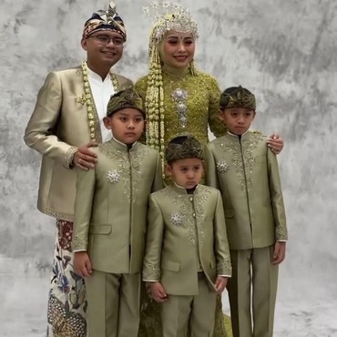 Nikahi Wabup Garut, Ini 7 Potret Maula Akbar Jadi Ayah Sambung 3 Anak Putri Karlina