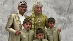 Nikahi Wabup Garut, Ini 7 Potret Maula Akbar Jadi Ayah Sambung 3 Anak Putri Karlina