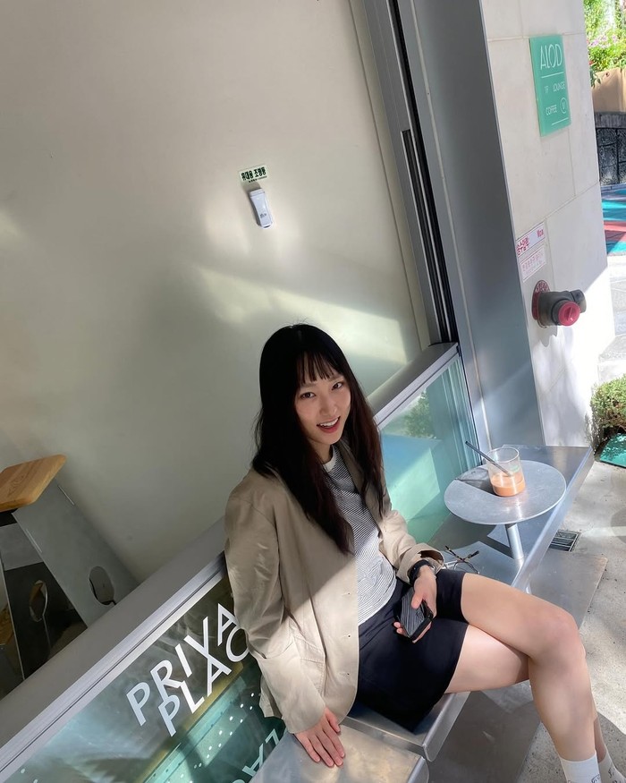 Memberikan kesan kasual dengan kaus bergaris yang dipadukan blazer berwarna khaki dan celana pendek berwarna hitam yang membuat penampilannya tampak lebih chill/ Foto: Instagram.com/ryuniverse328
