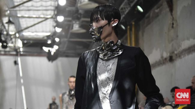 Desainer Yuima Nakazato menjadikan couture sebagai ruang refleksi mendalam tentang kemanusiaan, lingkungan, dan eksistensi.