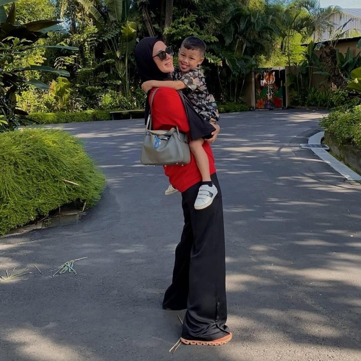 <p>Menghabiskan waktu&nbsp;dengan liburan bersama anak mungkin menjadi momen berharga bagi setiap orang tua. Hal ini juga dirasakan Paula Verhoeven yang sedang liburan bersama kedua putranya, Kiano dan Kenzo. (Foto: Instagram@paula_verhoeven)</p>