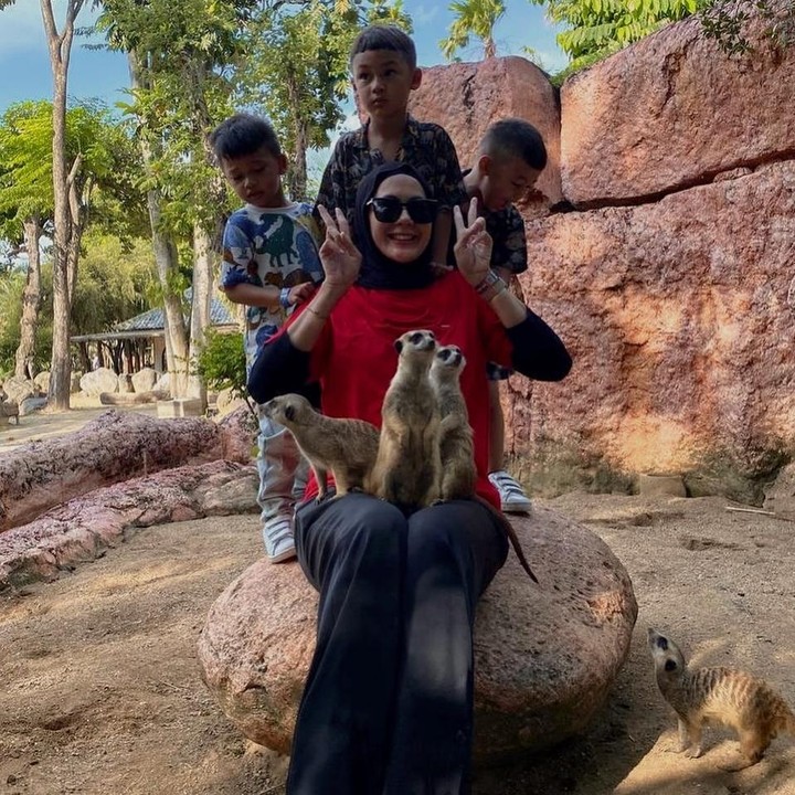 <p><em>Postingan</em> itu tentunya dibanjiri komentar netizen yang ikut senang melihat kembali kedekatan Paula dengan anak-anaknya. &ldquo;<em>Alhamdulillah</em> senang liatnya kak Paula bisa liburan bersama dgn anak-anak soleh ganteng smoga Allah selalu jaga dan sehat-sehat selalu,&rdquo; tulis akun <em>@dian.nurs****.</em> &ldquo;Bahagia terus pau bareng anak anak,&rdquo; tulis akun <em>@setiawat****.&nbsp;</em>(Foto: Instagram@paula_verhoeven)</p>