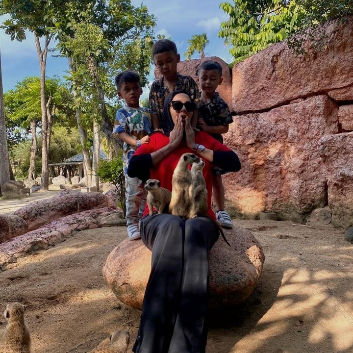 <p>Pada <em>postingan</em> itu, Paula yang tampil mengenakan baju merah tampaknya tak bisa menyembunyikan perasaan bahagia dapat mengajak anak-anaknya liburan ke kebun binatang di Bali.&nbsp;(Foto: Instagram@paula_verhoeven)</p>