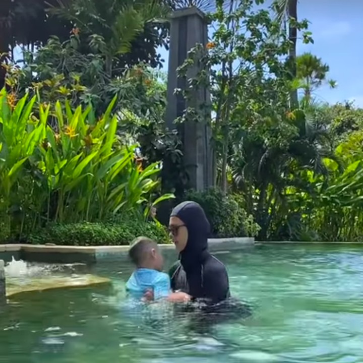 <p>Momen liburan sekolah kali ini, Paula mengajak kedua putranya&nbsp;berkunjung&nbsp;ke Bali. Kabar ini diketahui langsung melalui beberapa foto terbaru yang diunggah Paula di akun Instagram pribadinya.&nbsp;(Foto: Instagram@paula_verhoeven)</p>