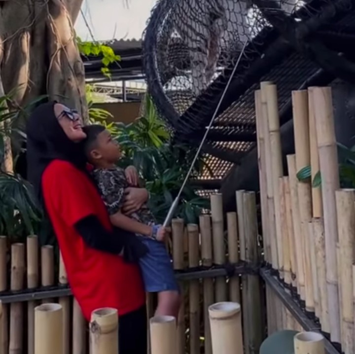<p>Ia pun menuliskan rasa syukurnya melalui <em>caption</em>, Bunda. &ldquo;<em>Alhamdulillah</em> akhirnya kita ke <em>zoo </em>lagi! Kemarin pada seneng banget bisa main langsung sama <em>animals</em>-nyaa,&rdquo; tulis Paula, dikutip dari laman Instagram <em>@paula_verhoeven,</em> Kamis (17/7/2025).&nbsp;(Foto: Instagram@paula_verhoeven)</p>