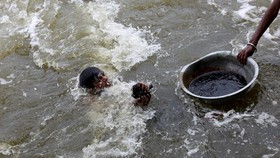 FOTO: Mencari Harta Karun di Sungai Paling Suci di India
